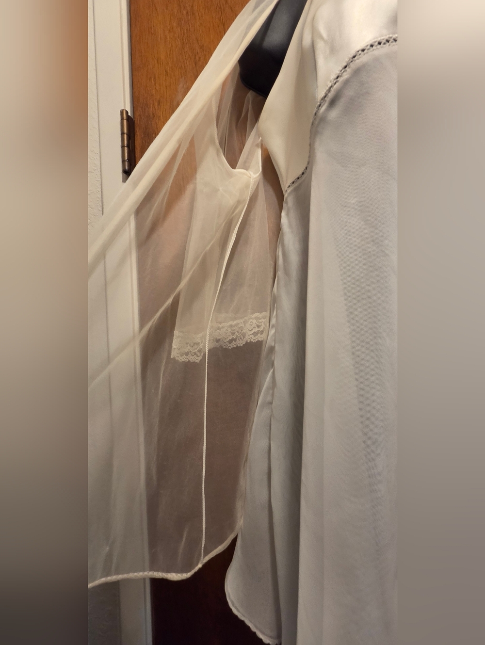 Delicates Sheer Ivory Short Robe SzM - Picture 3 of 5